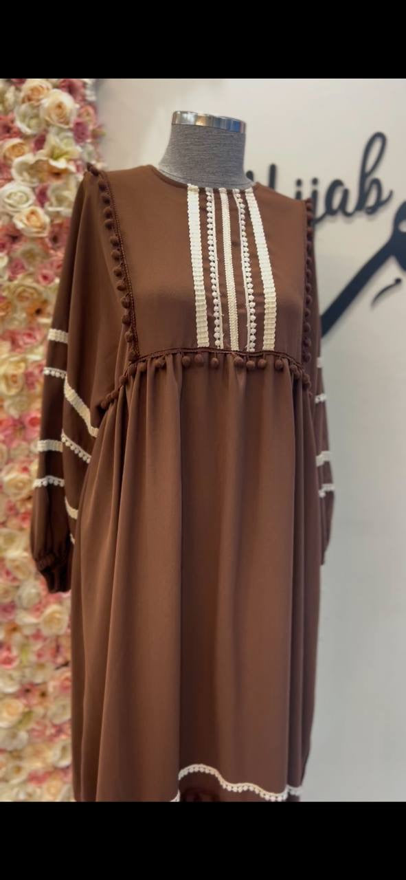 فستان بني  كريب خشن ايدين وسيعة